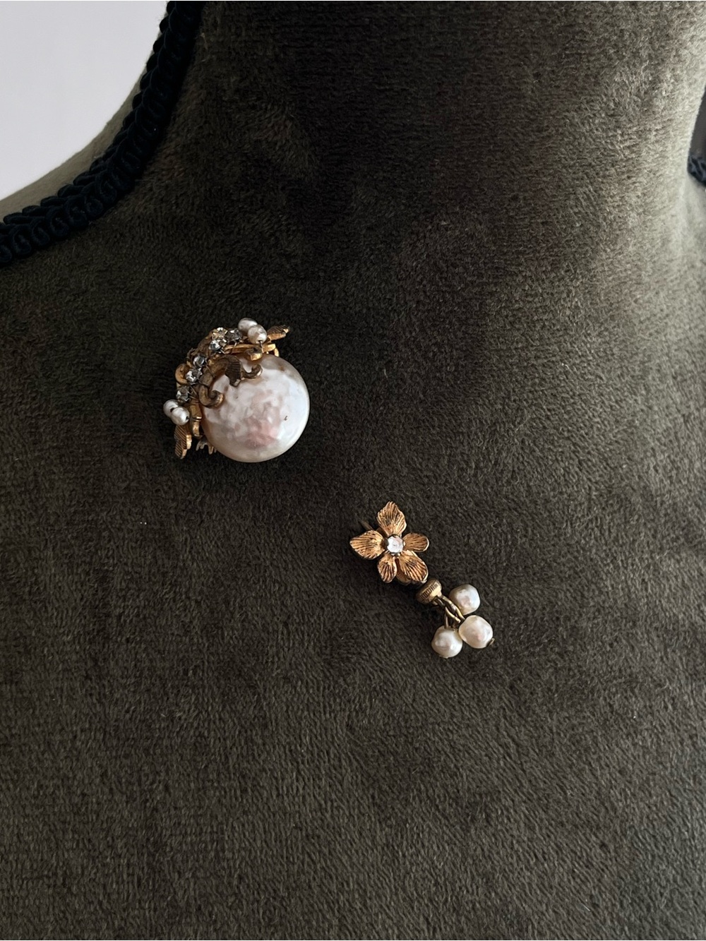Vintage Miriam Haskell Classic Glass Baroque Pearl Flower Droplet Brooch Pin